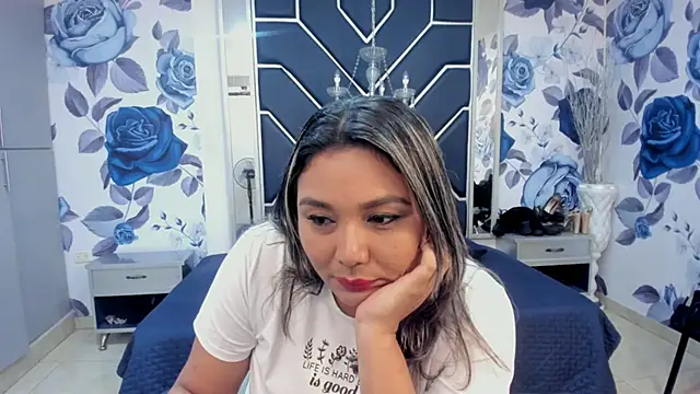 Snapshot of LatinaHoleQueen chatting on October 2025 02:18:02 PM LatinaHoleQueen online show from October 2025 02:18:02 PM