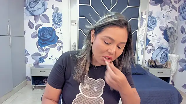 Snapshot of LatinaHoleQueen chatting on November 2025 02:33:01 PM LatinaHoleQueen online show from November 2025 02:33:01 PM