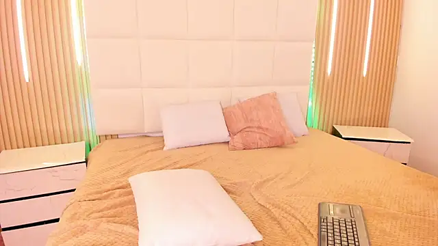 Elody rousse online show from October 2025 12:13:02 PM