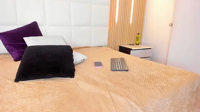 Elody rousse online show from February 2026 02:49:01 PM