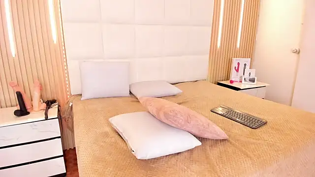 Elody rousse online show from November 2025 12:27:01 PM