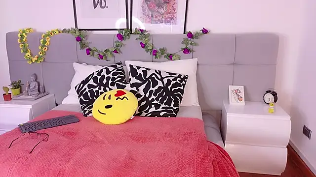 Alanaa Gomez online show from September 2025 01:50:01 PM