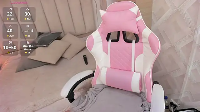 Clhoe Johnson online show from December 2025 01:22:02 PM