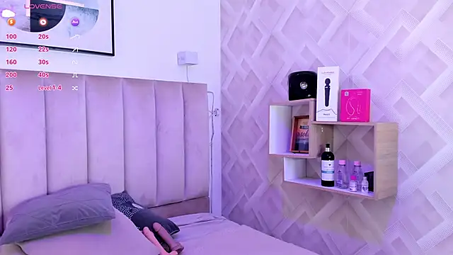 Clhoe Johnson online show from November 2025 12:20:01 PM