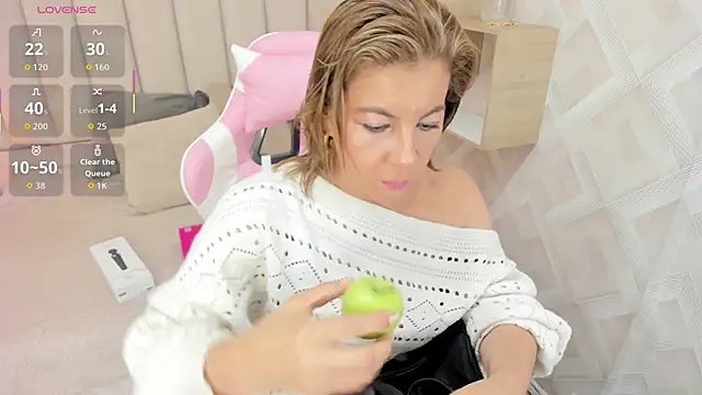 Clhoe Johnson online show from December 2025 12:21:02 PM