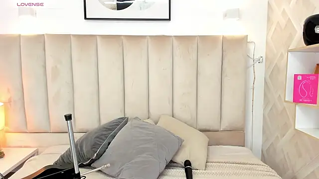 Clhoe Johnson online show from November 2025 07:36:02 PM