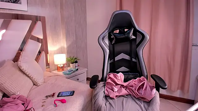 Clhoe Johnson online show from October 2025 02:37:01 AM