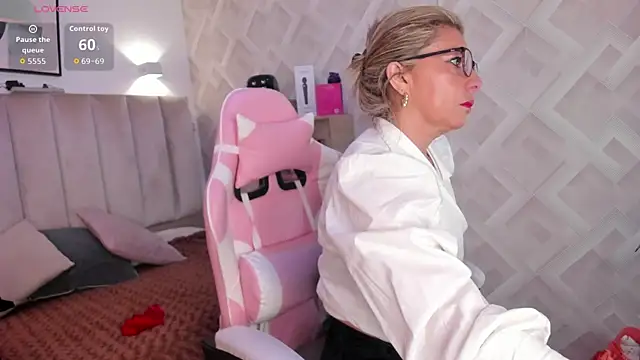 Clhoe Johnson online show from February 2026 12:39:02 PM