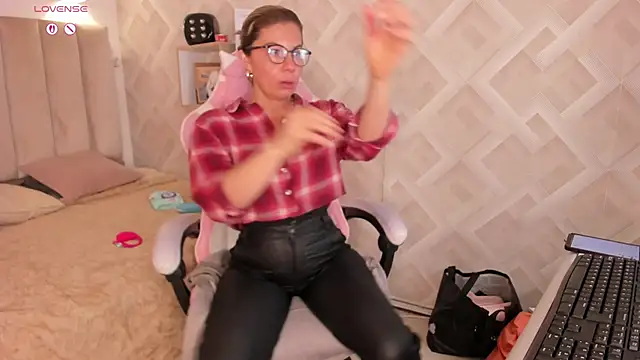 Clhoe Johnson online show from May 2026 12:53:01 PM