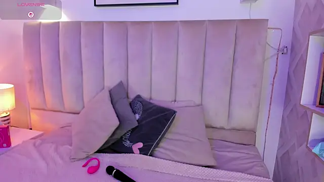 Clhoe Johnson online show from October 2025 12:06:02 PM