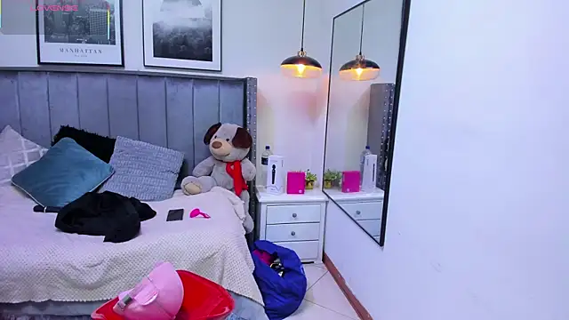 Clhoe Johnson online show from November 2025 12:20:01 PM