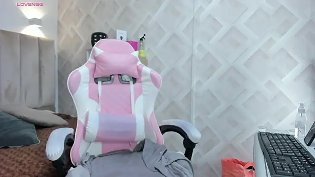 Clhoe Johnson online show from March 2026 12:13:01 PM