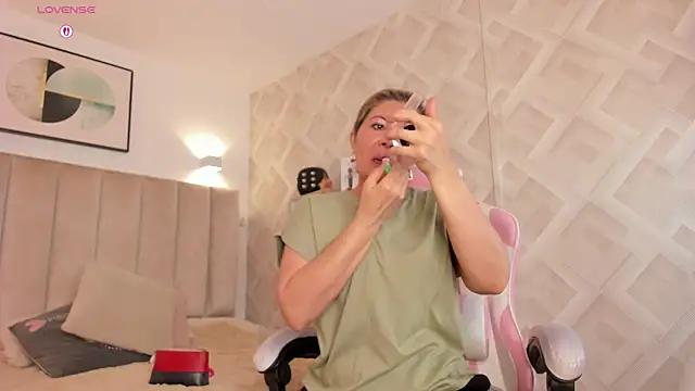 Clhoe Johnson online show from April 2026 12:31:01 PM