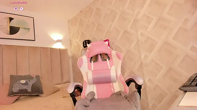 Clhoe Johnson online show from April 2026 12:39:01 PM