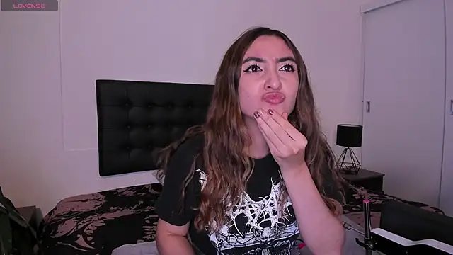 Alice Dickinssonn online show from November 2025 12:39:01 PM