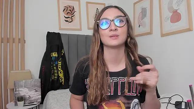 Alice Dickinssonn online show from December 2025 09:20:01 PM