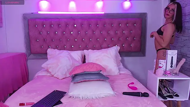 Snapshot of Bonn_Glow chatting on September 2025 04:37:01 AM Bonn Glow online show from September 2025 04:37:01 AM