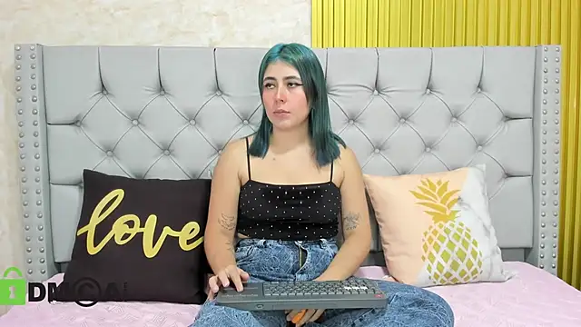 Snapshot of Skarlet_04 chatting on November 2025 05:23:01 PM Skarlet 04 online show from November 2025 05:23:01 PM