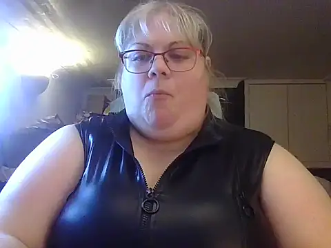 Kinkyhousewife83 online show from November 2025 05:45:02 PM