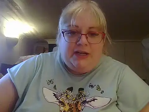 Kinkyhousewife83 online show from November 2025 08:12:01 PM