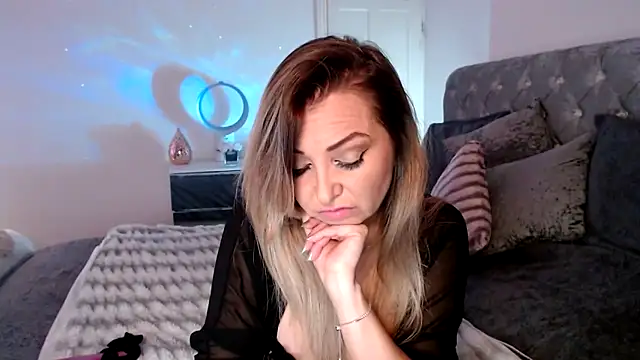 Snapshot of AngeleyesUK chatting on October 2025 01:15:01 AM AngeleyesUK online show from October 2025 01:15:01 AM