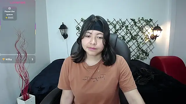 Snapshot of Louisa__clare chatting on November 2025 12:05:02 AM Louisa clare online show from November 2025 12:05:02 AM