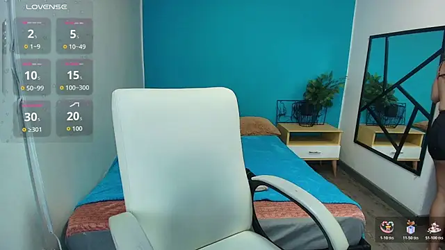 Snapshot of Louisa__clare chatting on December 2025 10:58:02 PM Louisa clare online show from December 2025 10:58:02 PM