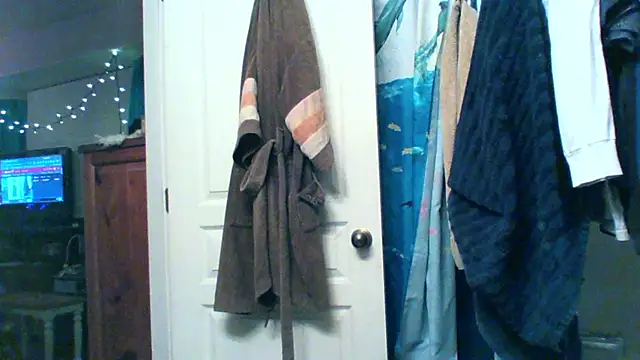 Snapshot of Pussyeat2please chatting on April 2026 11:00:01 AM Pussyeat2please online show from April 2026 11:00:01 AM
