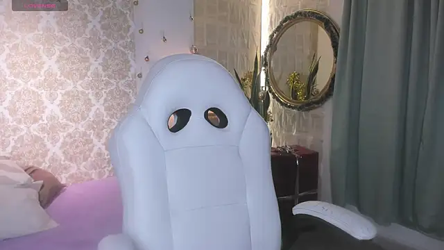 Snapshot of LilyThea chatting on December 2025 09:29:01 PM LilyThea online show from December 2025 09:29:01 PM