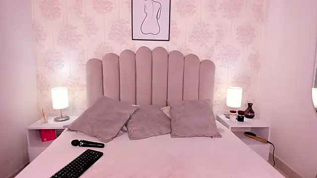 ShaynaHosk online show from October 2025 05:28:01 PM