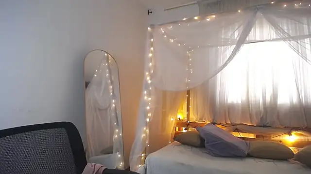 Snapshot of loreaniss chatting on December 2025 08:03:02 PM loreaniss online show from December 2025 08:03:02 PM