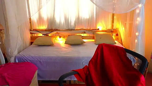 Snapshot of loreaniss chatting on November 2025 08:20:02 PM loreaniss online show from November 2025 08:20:02 PM