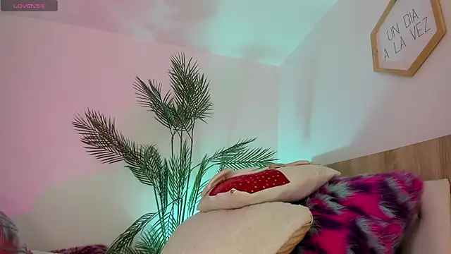 Snapshot of Hadid_Jimenez_ chatting on November 2025 06:52:01 PM Hadid Jimenez online show from November 2025 06:52:01 PM