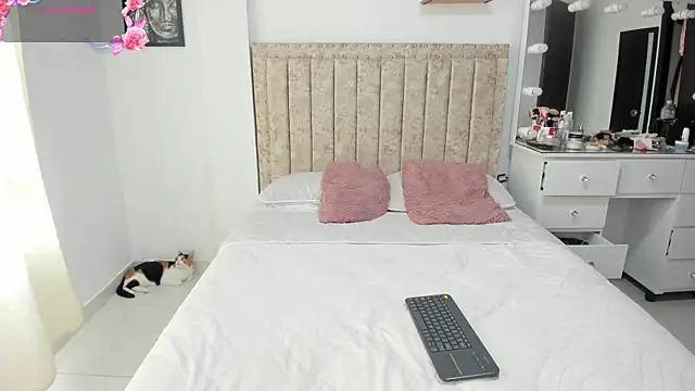 EmiilyEvans  online show from September 2025 09:43:02 PM