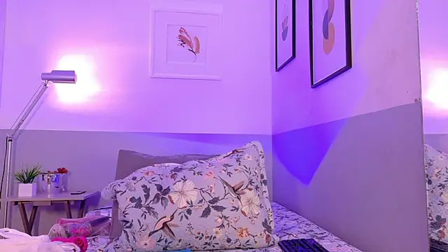 cutepetitee online show from April 2026 07:52:01 PM