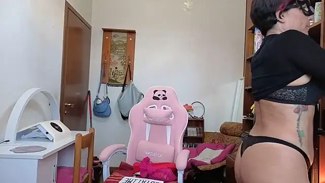 Snapshot of DragonflyExhib chatting on May 2026 08:23:02 AM DragonflyExhib online show from May 2026 08:23:02 AM