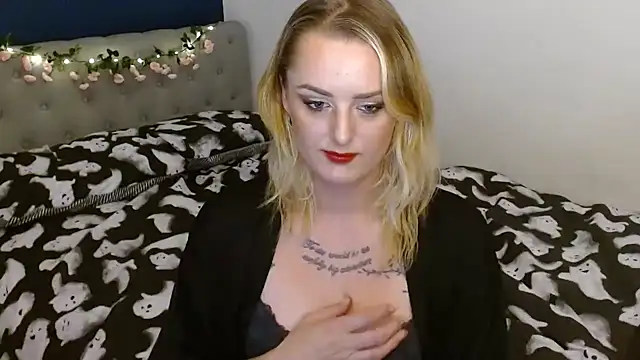 Snapshot of EmiWinters23 chatting on October 2025 08:21:02 PM EmiWinters23 online show from October 2025 08:21:02 PM