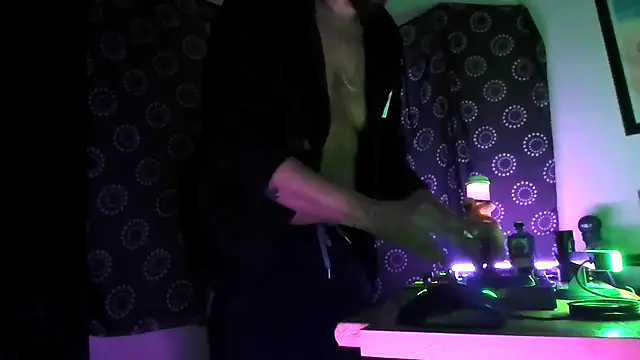 DjDiCKmannOnE online show from November 2025 02:01:03 AM