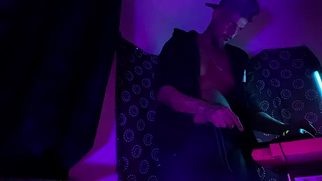 Snapshot of DjDiCKmannOnE chatting on February 2026 11:05:02 PM DjDiCKmannOnE online show from February 2026 11:05:02 PM