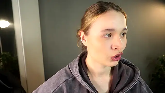 lisa schiele online show from December 2025 09:03:02 PM