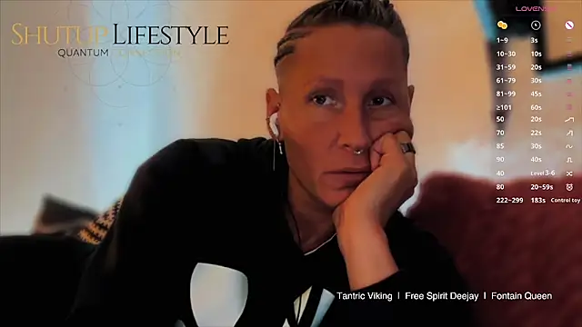 Snapshot of SwingWingWomanSweden chatting on November 2025 08:14:01 PM SwingWingWomanSweden online show from November 2025 08:14:01 PM