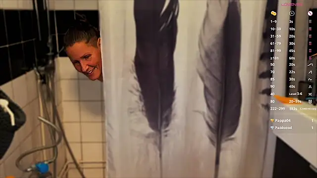 Snapshot of SwingWingWomanSweden chatting on November 2025 10:32:01 PM SwingWingWomanSweden online show from November 2025 10:32:01 PM