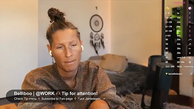 Snapshot of SwingWingWomanSweden chatting on November 2025 11:32:01 AM SwingWingWomanSweden online show from November 2025 11:32:01 AM