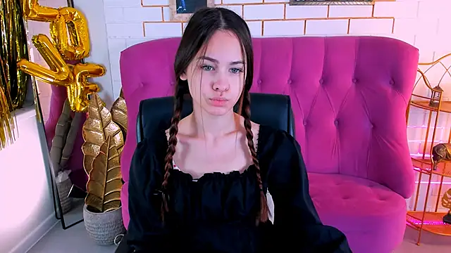 Snapshot of UliaNeer chatting on October 2025 05:04:02 AM UliaNeer online show from October 2025 05:04:02 AM