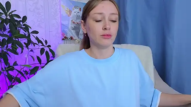 Snapshot of evashiny_ chatting on June 2026 01:37:01 AM evashiny online show from June 2026 01:37:01 AM