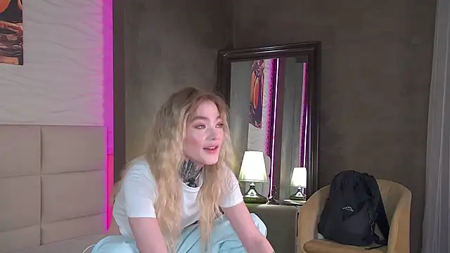 Snapshot of AriWild chatting on September 2025 04:17:01 AM AriWild online show from September 2025 04:17:01 AM