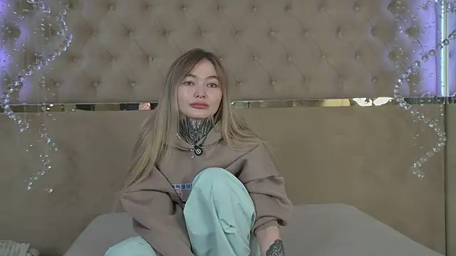 AriWild online show from November 2025 05:01:01 AM