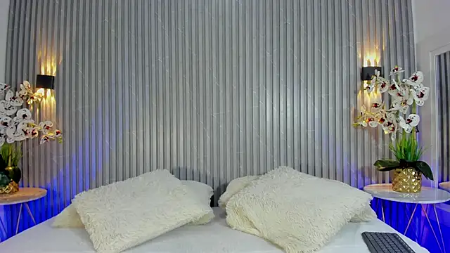 SOPHICOLLINS online show from September 2025 07:07:01 PM
