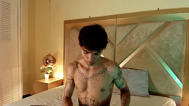 Enzo Hunter online show from October 2025 04:35:01 AM