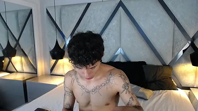 Enzo Hunter online show from October 2025 03:54:02 AM